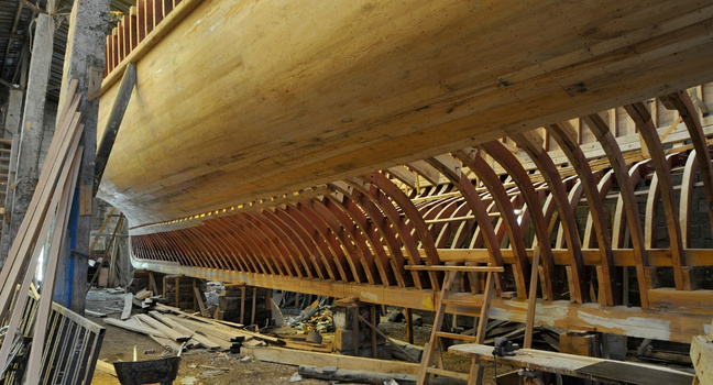 Ein traditionelles Gulet entsteht in Handarbeit – Holzrumpf in einer türkischen Werft