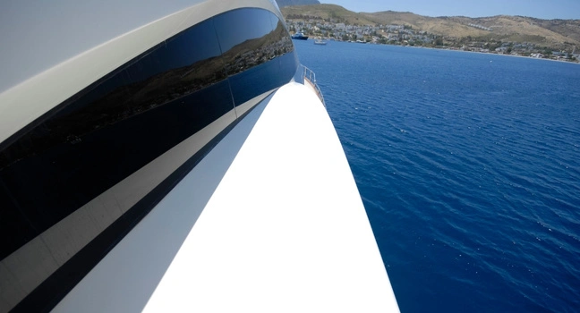 Wo ist Backbord und wo ist Steuerbord an Bord Blick entlang der Bordwand einer Yacht auf das offene Meer zur Orientierung von Backbord und Steuerbord