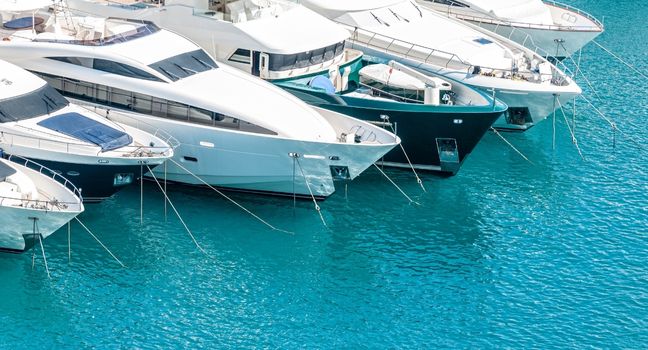 yacht-auswahl-passende-yachten Mehrere moderne Yachten liegen nebeneinander im Hafen – Auswahl verschiedener Yachtmodelle