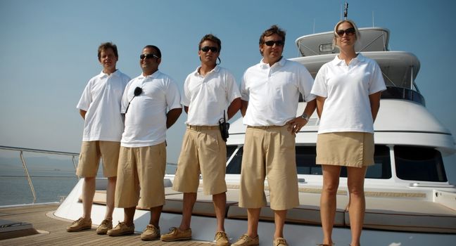 Yachtcrew sorgt für Sicherheit und Technik Yachtcrew steht an Deck und sorgt für Sicherheit und Technik an Bord