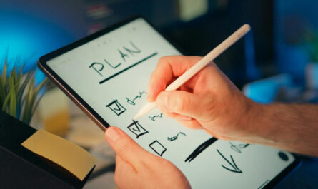 Person erstellt eine digitale Checkliste zur Planung einer Yachtreise in der Adria auf einem Tablet
