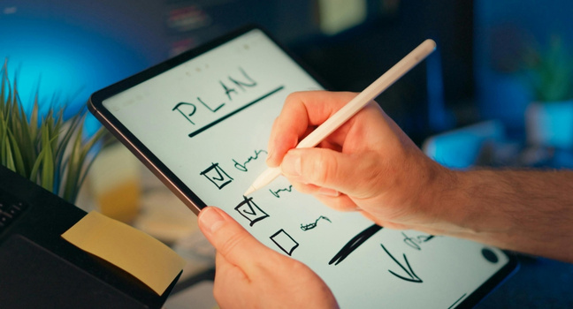 Person erstellt eine digitale Checkliste zur Planung einer Yachtreise in der Adria auf einem Tablet