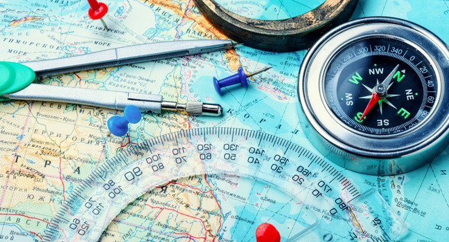 Kompass, Karte und Navigationswerkzeuge zur Planung der Route einer Yachtreise in der Adria