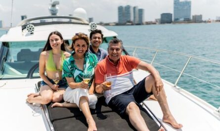 Vier Personen entspannen auf einer Yacht vor den Balearen.