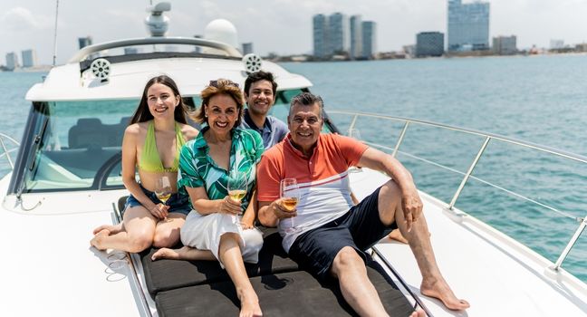 Vier Personen entspannen auf einer Yacht vor den Balearen.