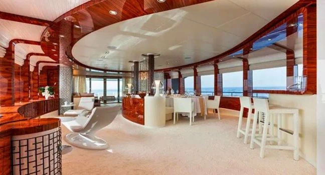 Innenraum der Azzam Yacht mit edlem Design und Meerblick