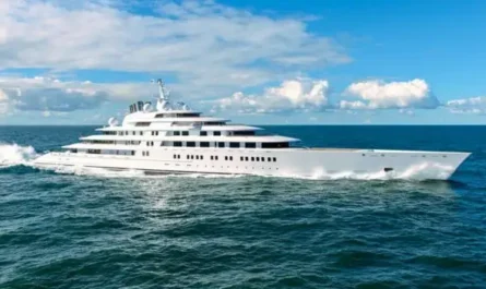 Azzam Yacht auf offener See – größte private Yacht der Welt