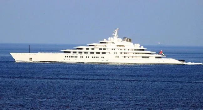 Azzam Yacht auf dem Meer – Symbol für Luxus und höchsten Wert