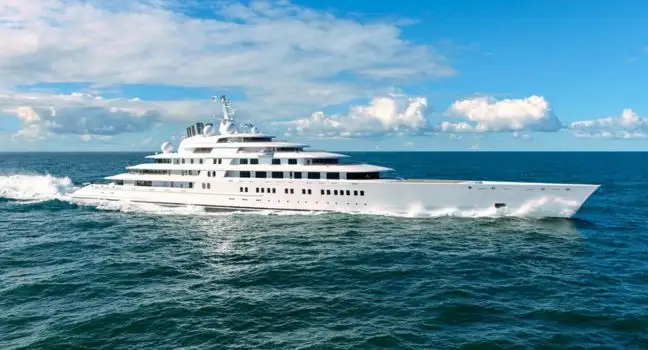 Azzam Yacht auf offener See – größte private Yacht der Welt