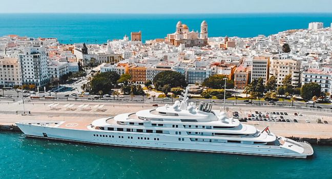 Azzam Superyacht im Hafen Die Superyacht Azzam liegt an einem Küstenhafen vor einer mediterranen Stadt