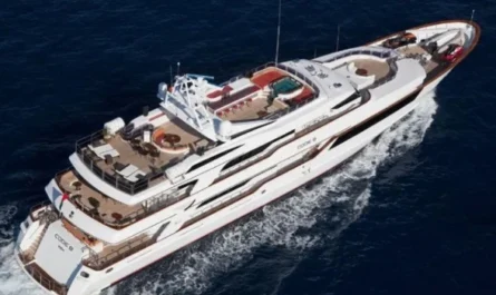 Luxuriöse Benetti Yacht fährt auf dem offenen Meer in der Draufsicht