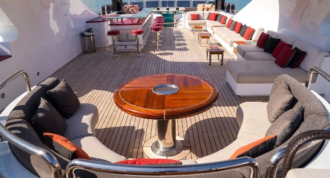 Luxuriöses Deck einer Benetti Yacht Großzügiges Außendeck einer Benetti Yacht mit Sitzgruppen und Teakboden