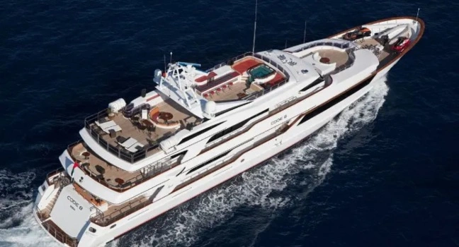 Luxuriöse Benetti Yacht fährt auf dem offenen Meer in der Draufsicht