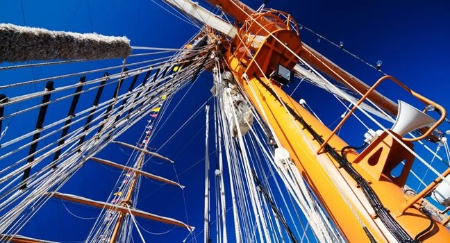 Historische Takelage eines Segelschiffs mit Besanmast