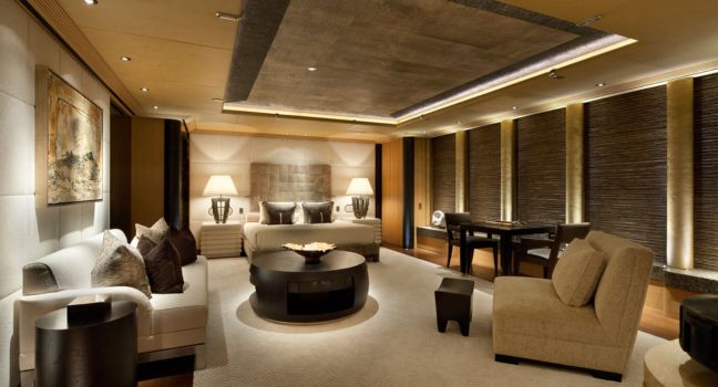 Luxuriöse Suite im Inneren der Eclipse Yacht – elegantes Interieur, in dem Crew und Gäste höchsten Komfort genießen