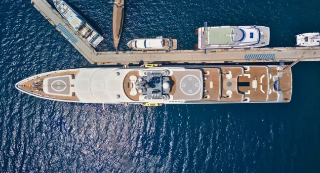 Luftaufnahme der Eclipse Yacht im Hafen – die Superyacht liegt an der türkischen Riviera nach ihrer Reise von Hamburg