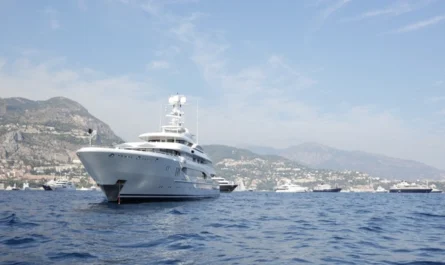 Ferretti Yacht auf dem Meer vor der italienischen Küste