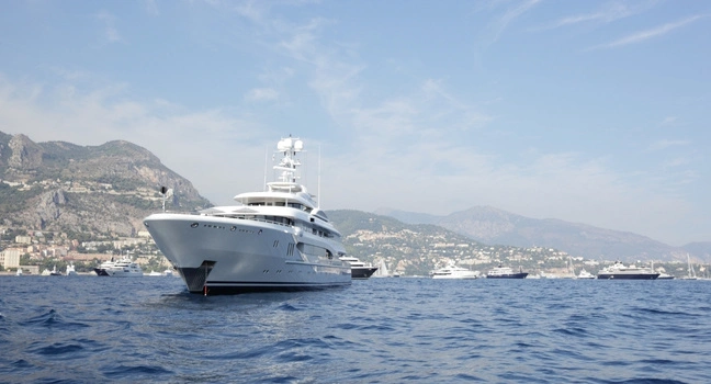 Ferretti Yacht auf dem Meer vor der italienischen Küste