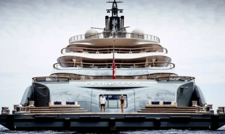 Heckansicht der Flying Fox Yacht, luxuriöse Superyacht von Lürssen auf dem Mittelmeer