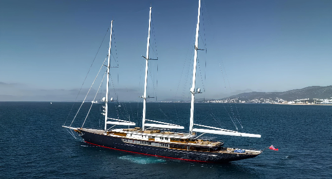 Koru Yacht – elegantes Design und Architektur Die Koru Yacht zeigt ihr elegantes Design mit drei Masten – eine Luxus Segelyacht zwischen Tradition und Moderne.