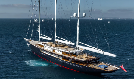 Die Koru Yacht von Jeff Bezos, eine 127 Meter lange Luxus Segelyacht, gleitet auf dem offenen Meer unter Segeln.