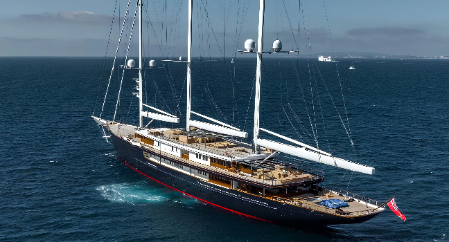 Die Koru Yacht von Jeff Bezos, eine 127 Meter lange Luxus Segelyacht, gleitet auf dem offenen Meer unter Segeln.