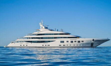 Superyacht der Lürssen Werft auf dem Meer, Symbol deutscher Ingenieurskunst