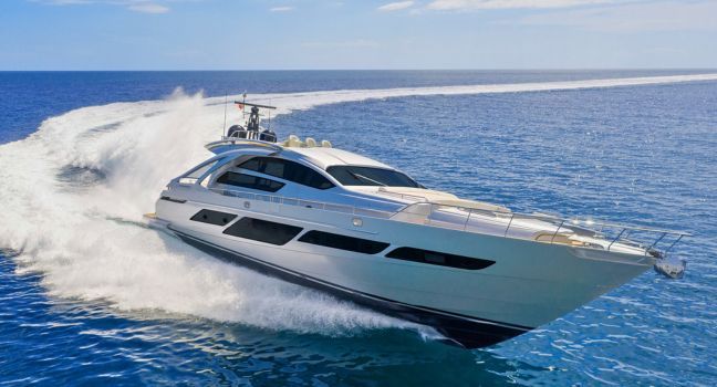 Eine Pershing Yacht fährt mit beeindruckender Dynamik über das offene Meer und hinterlässt eine elegante Bugwelle