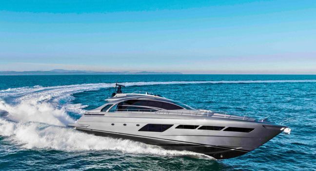 Pershing Yacht in voller Fahrt über das offene Meer bei strahlend blauem Himmel