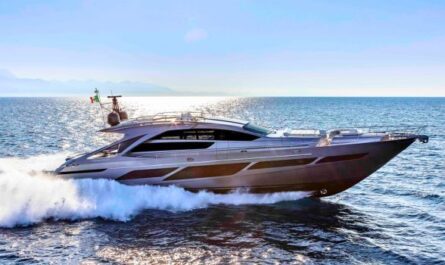 Blick entlang des Decks einer Pershing Yacht auf dem offenen Meer bei Sonnenschein