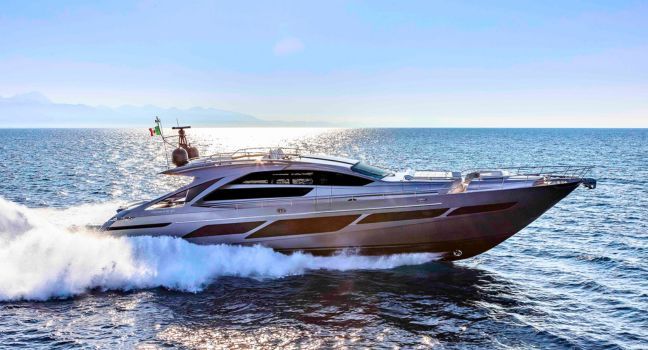 Blick entlang des Decks einer Pershing Yacht auf dem offenen Meer bei Sonnenschein