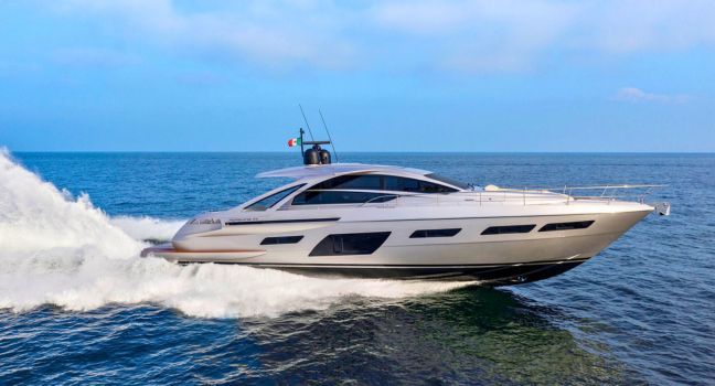 Pershing Yacht fährt mit hoher Geschwindigkeit über das Meer bei klarem Himmel