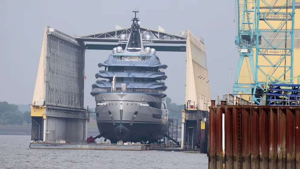 Project Alnanha Yacht beim Stapellauf in der Lürssen-Werft