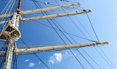 Besanmast mit Takelage und Segel am hinteren Schiffsmast