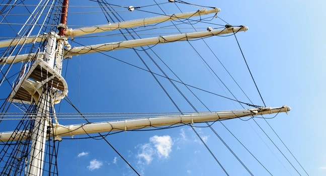 Besanmast mit Takelage und Segel am hinteren Schiffsmast