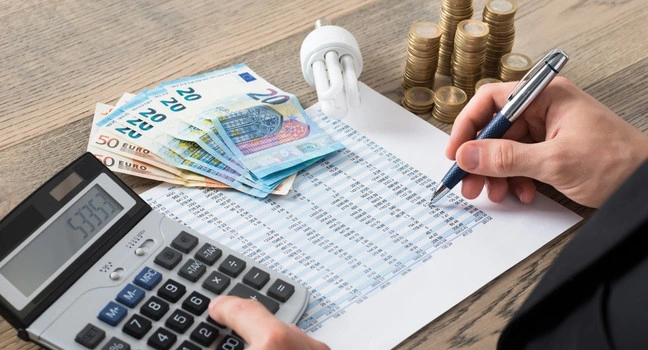 Berechnung der Segelschein Kosten mit Geld, Taschenrechner und Übersichtstabelle