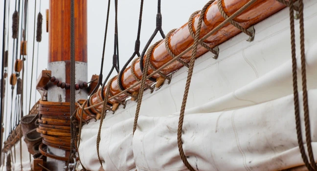 Detailansicht einer klassischen Takelage mit Segel zur Einordnung des Besans