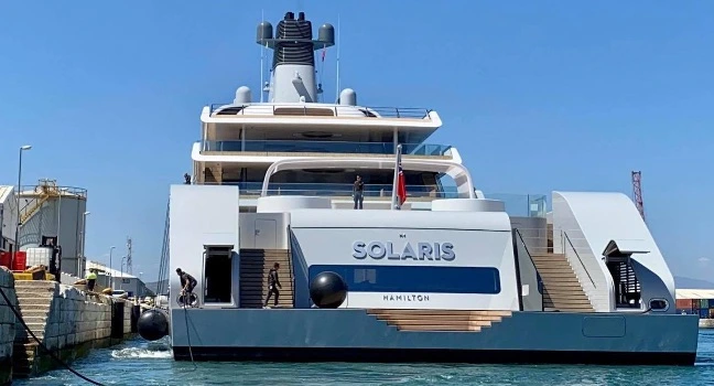 Solaris Yacht – Effizienz und Kontrolle Heckansicht der Solaris Yacht mit Fokus auf ruhiges Fahrverhalten und Antrieb