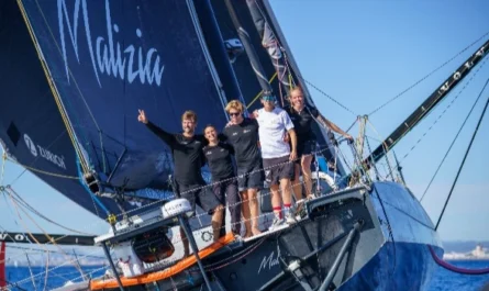 Team Malizia unter der Leitung von Boris Herrmann segelt auf der Seaexplorer-Yacht über den Ozean während einer Hochseeregatta.