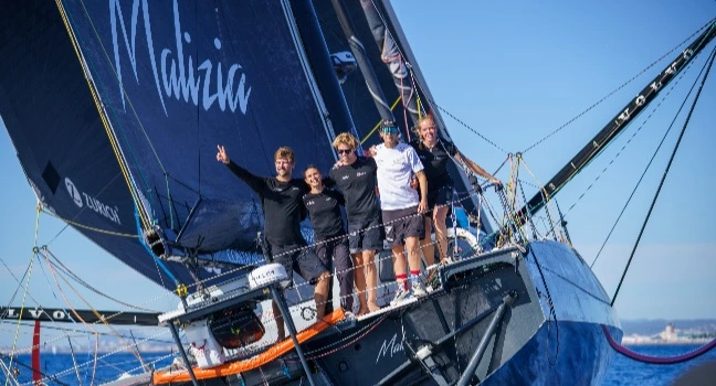 Team Malizia unter der Leitung von Boris Herrmann segelt auf der Seaexplorer-Yacht über den Ozean während einer Hochseeregatta.