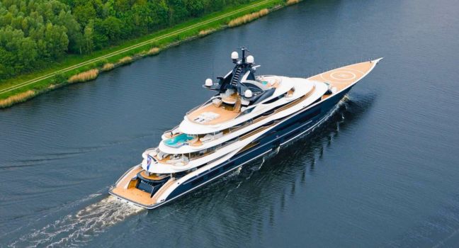 Exklusive Lürssen Yacht auf ruhigem Wasser, zeigt luxuriöses Design, Innovation und deutsche Ingenieurskunst