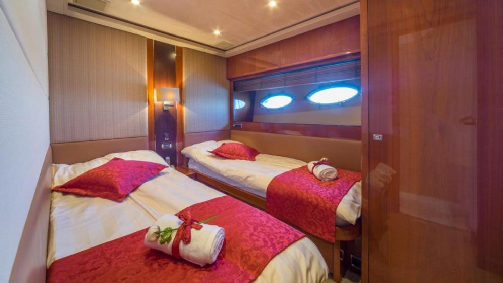 Double cabin with two separate beds
