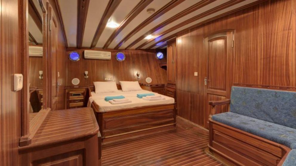 Das stilvolle und klimatisierte Schlafzimmer der Holzgulets erfüllt die Bedürfnisse der Gäste während der Reise.