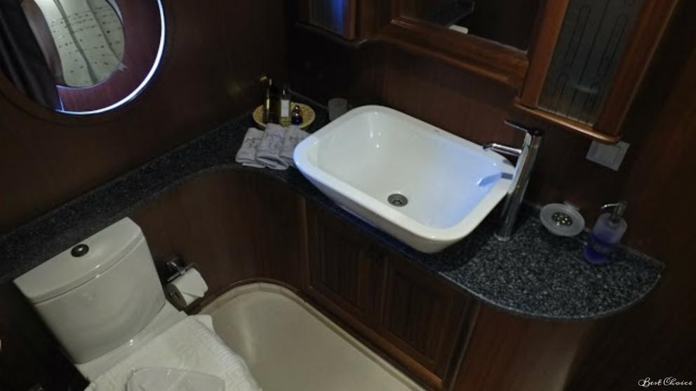 Das Badezimmer des Kaptan Mehmet Buğra. Zu sehen sind eine Duschkabine und ein Waschbecken.