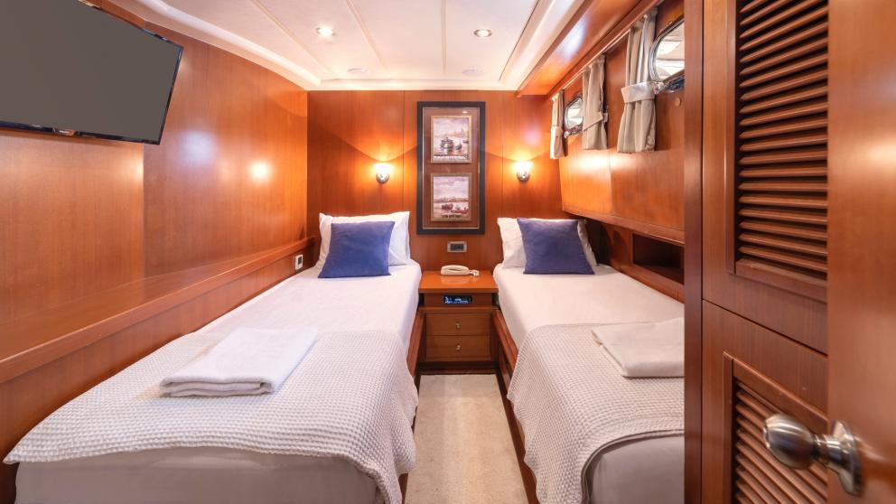 Double cabin on the Arabella gulet with two single beds