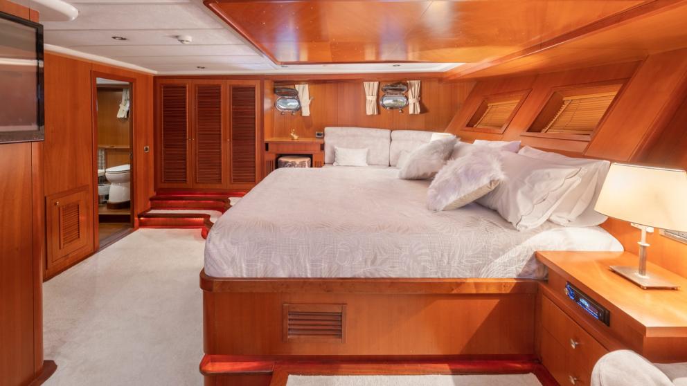 King size bed in spacious master cabin