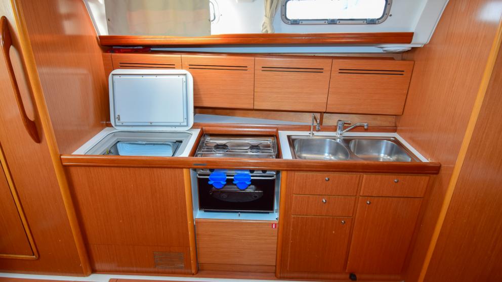 An equipped kitchen. You can see the gas oven, cooker and sinks