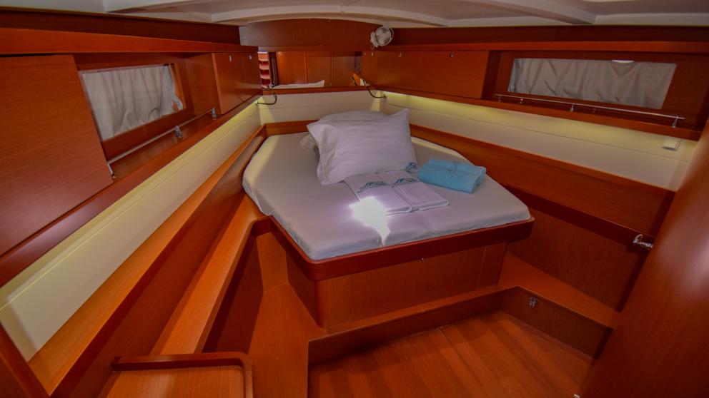 Spacious master cabin, located in the bow of the sailing yacht Tonic