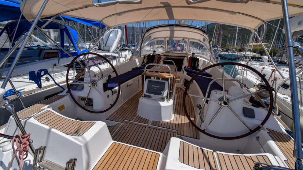 At the stern of the yacht are two chrome-plated rudders for better control
