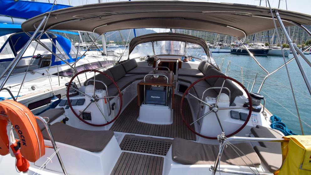 Yacht cockpit with two rudders for better handling